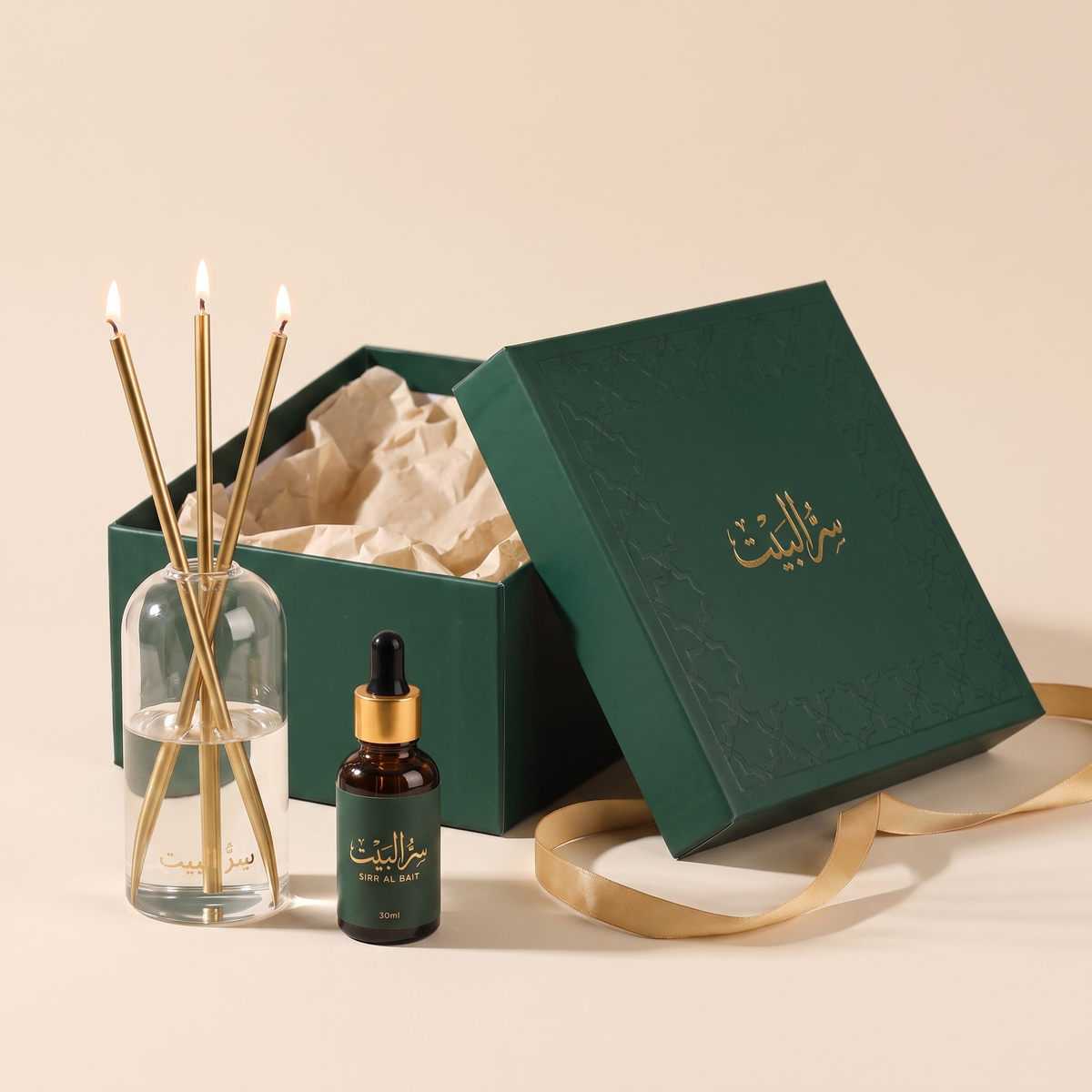طقم الهدية من سر البيت — شمعة لوميير الزيتية وخليط زيوت المساء في علبة خضراء