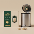 حامل اللاصقة المعطّرة من سر البيت مثبّت داخل غطا سلة المهملات